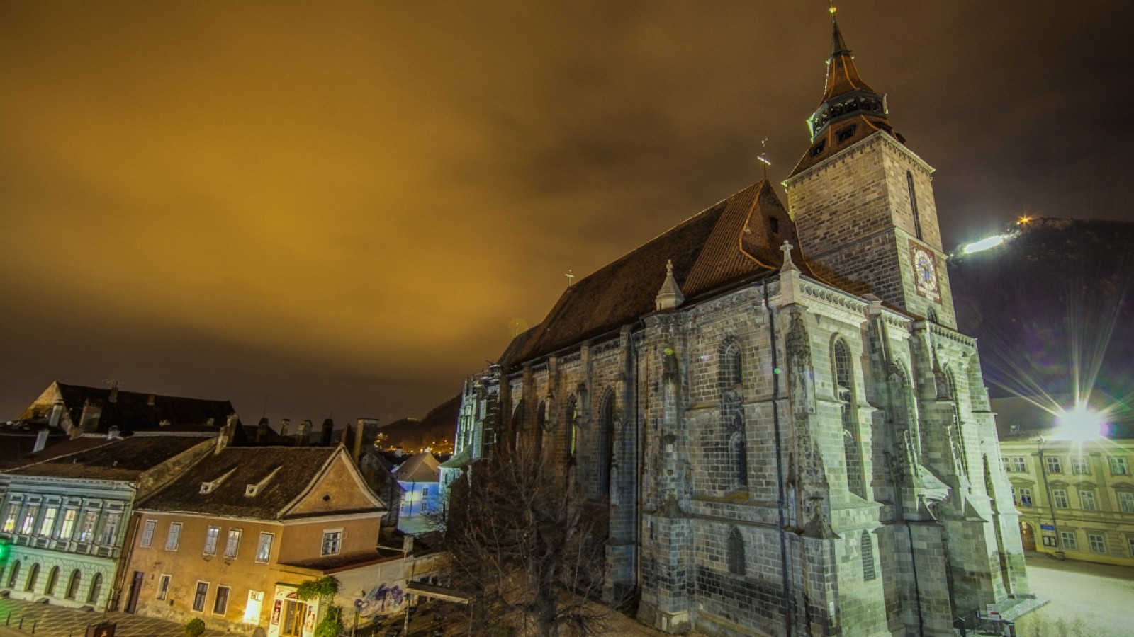 Experimenteaza sederea intr-o cladire art nouveau vizavi de Biserica Neagra