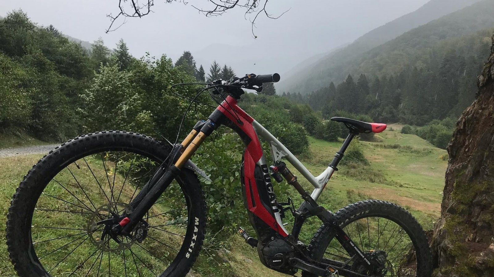 Explorează Munții pe ebike-urile MTB Thok